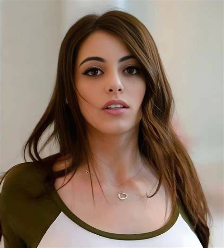 Alexa Pearl Face: Unveiling the Allure of a Rising Beauty Icon