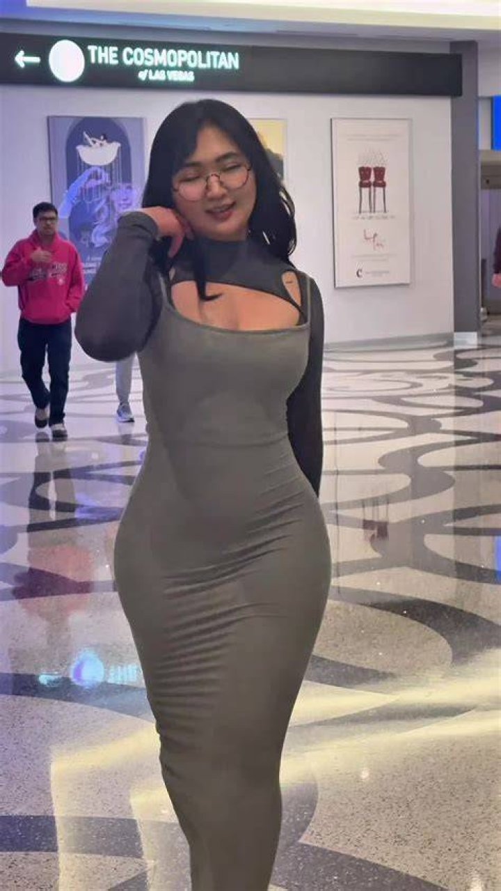 Aroomi Kim: Latest TikTok & OnlyFans Content - Must See!