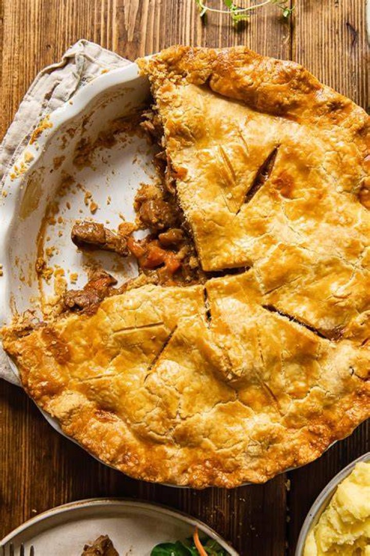 Delicious Steak & Ale Pie with Puff Pastry: A Culinary Journey