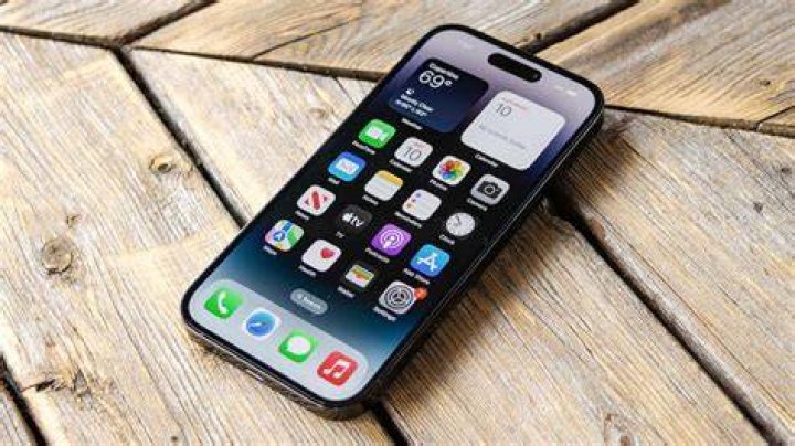 How Long Can an iPhone 14 Last in Water? A Comprehensive Guide