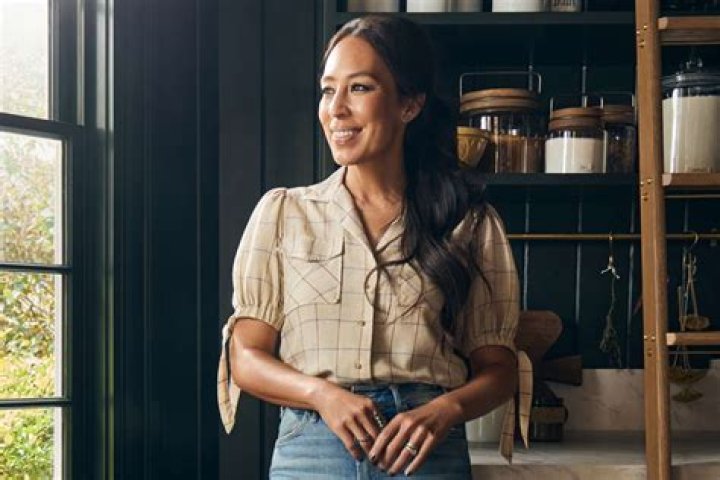 How Old is Joanna Gaines: A Comprehensive Guide to the Life and Achievements of a Modern Icon