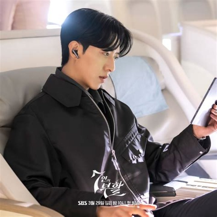 Lee Jung Shin: The Rising Star in the Entertainment Industry