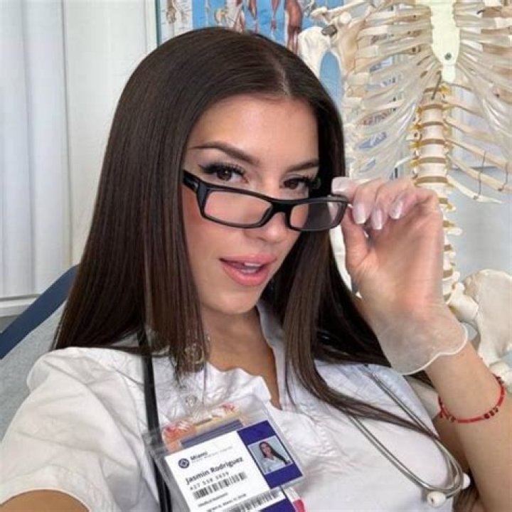 OnlyFans Content Creator: Jasi Bae Takes the Spotlight